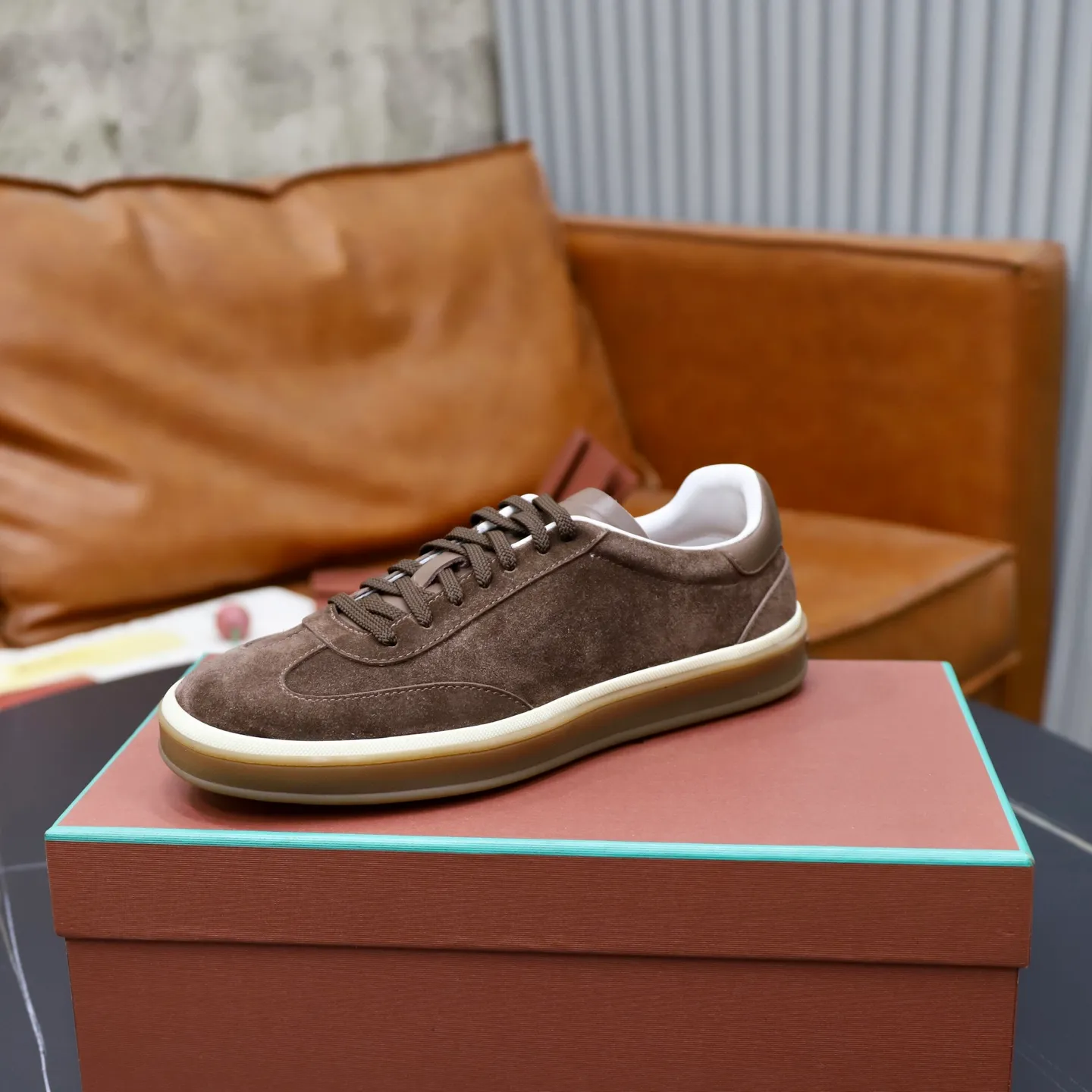 Ex-factory price: 560💰Loro Riana men’s moral training sneakers! Made from high-quality materials and designed in a low-cut silhouette, it offers an elegant and stylish look that's suitable for year-round wear. The unique double-layer sole aesthetic design, caramel cup-shaped outsole is decorated with off-white rubber trim, creating an attractive color combination. Pair with tailored pieces or jeans for a sophisticated yet casual look. The heel is decorated with soft cow leather tongue with Kummel color inserts and cotton laces with embossed LP logo. Upper: cow split suede. Lining: original thickened soft sheepskin. Size: 38-39-40-41-42-43-44 (customized in 45.46)